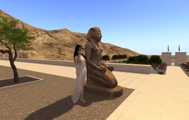 sacrificing kneeling Hatshepsut statue on the middle courtyard in Djeser-djeseru